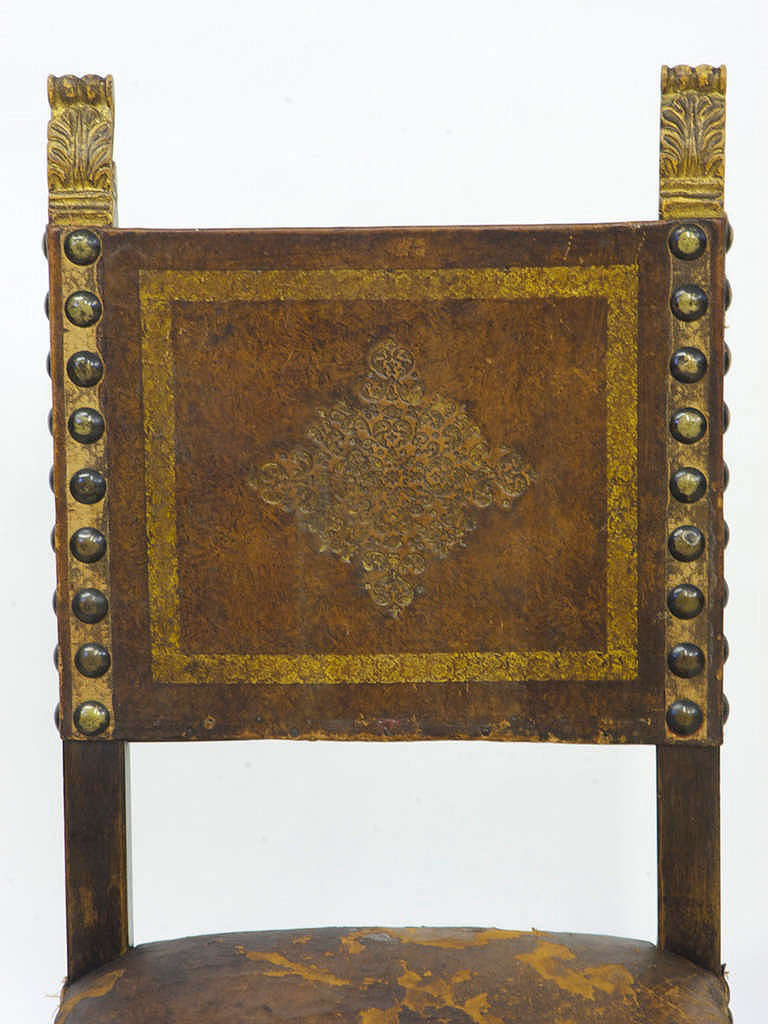 XIXe siècle Ensemble de dix (10) chaises italiennes Renaissance Revive en cuir d'origine c. 1880