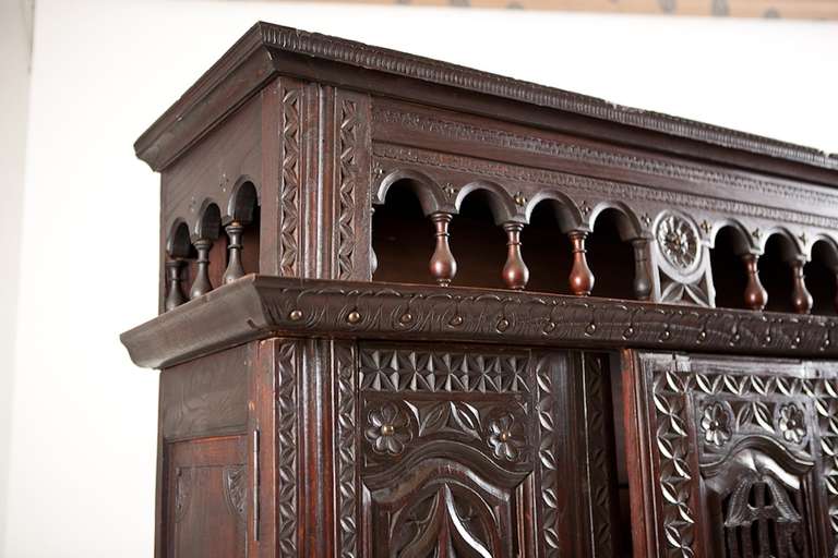 Französischer Louis XIII-Revival-Schrank aus geschnitzter Eiche (Eichenholz) im Angebot