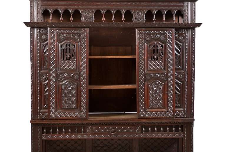 Armoire néo- Louis XIII en chêne sculpté Bon état - En vente à Miami, FL