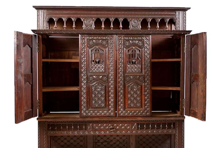 French Louis XIII Revival Cupboard in Carved Oak In Good Condition For Sale In Miami, FL