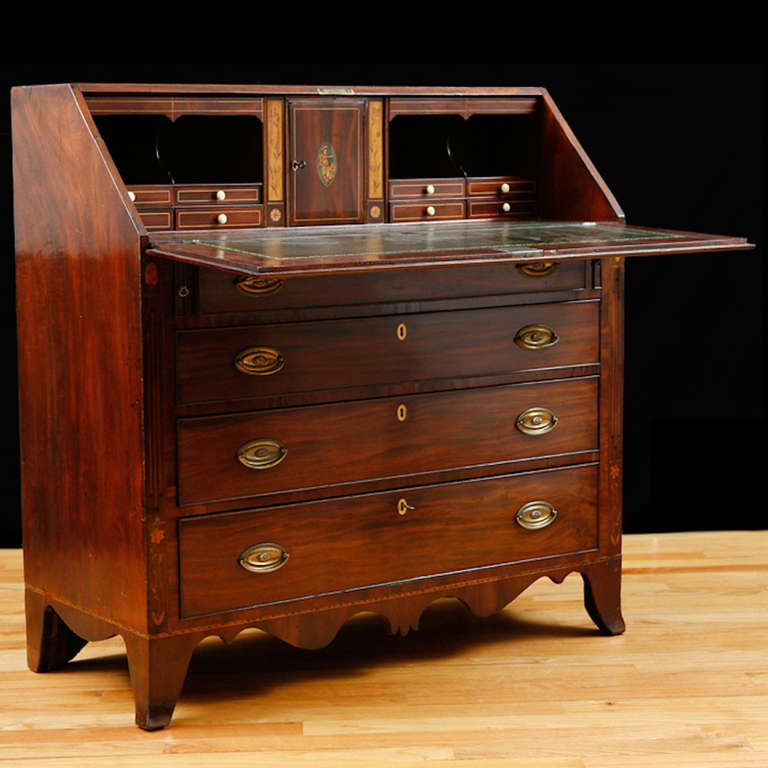 English Hepplewhite fall-front secretaire in mahogany, circa 1800.
A lovely stand-up desk with quiet refinement that offers varied storage with small drawers and compartments in the desk interior portion and the variegated drawers below. In fine,