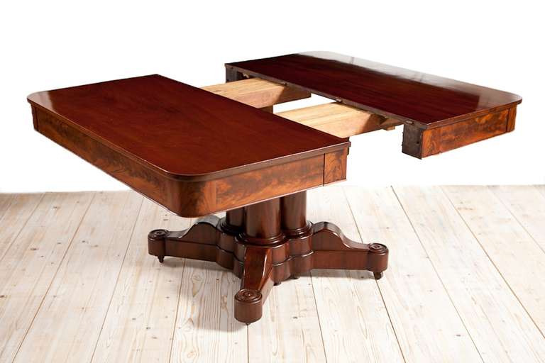 American Empire Cluster Base Dining Table, circa 1830 In Excellent Condition In Miami, FL