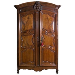 Armoire lyonnaise française d'époque Louis XV du 18ème siècle en noyer figuré