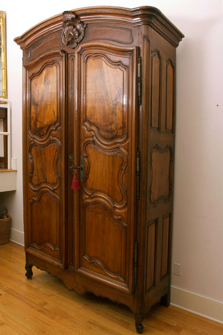 Une grande armoire en noyer français de l'époque de Louis XV, qui a régné sur la France de 1715 à 1774. Un bel exemple de la région de Lyon en France, renommée dans les années 1700 pour sa production supérieure d'armoires. Il présente une épaisse