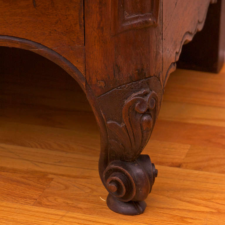 XVIIIe siècle Armoire lyonnaise française d'époque Louis XV du 18ème siècle en noyer figuré