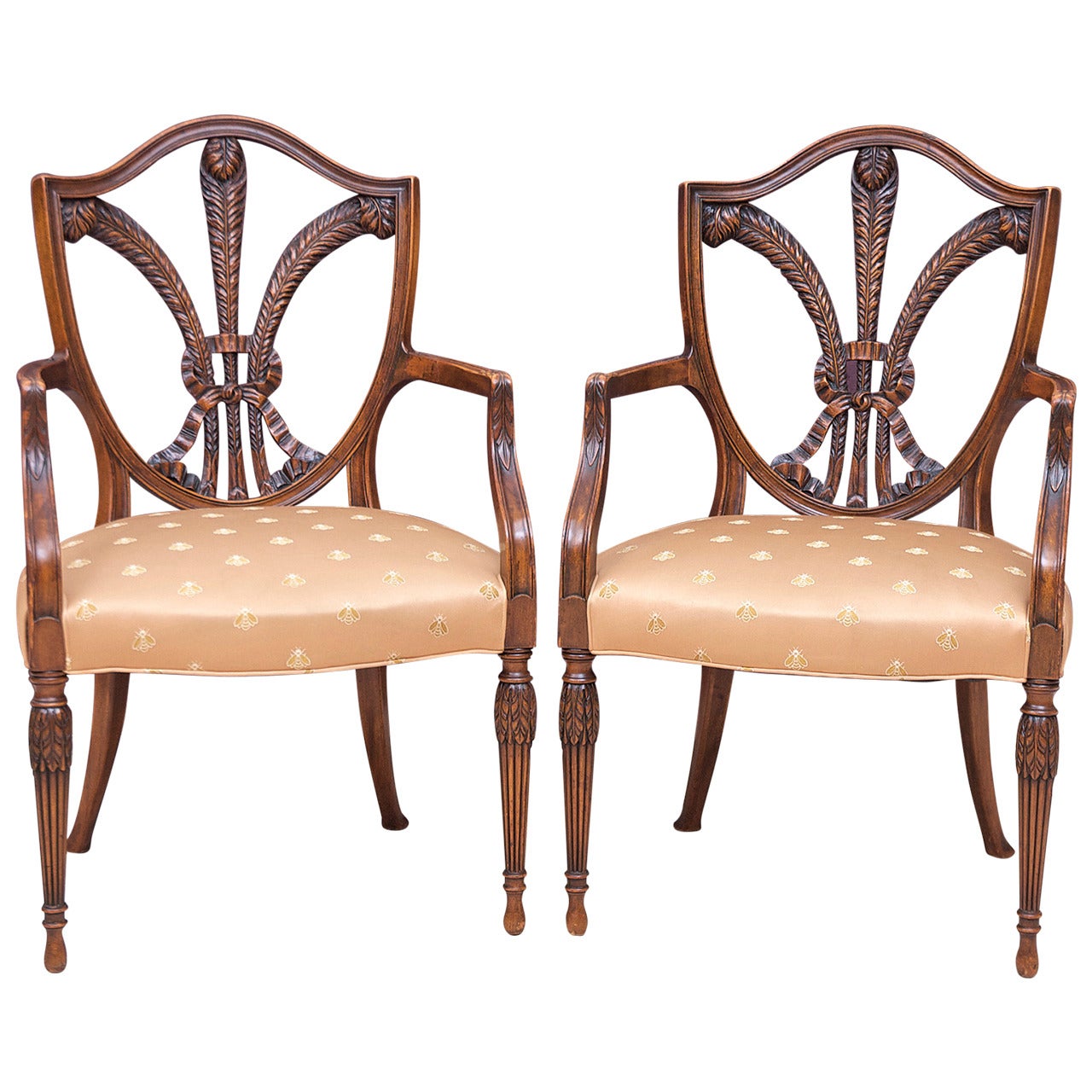 Paire de fauteuils à dossier en forme de bouclier du 19ème siècle avec plumes du prince de Galles sculptées en vente