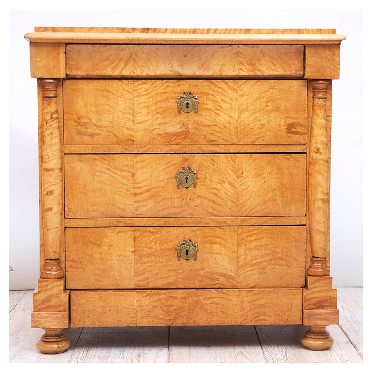 Swedish Biedermeier / Empire Chest of Drawers in Quilted Birch, circa 1820 In Good Condition In Miami, FL