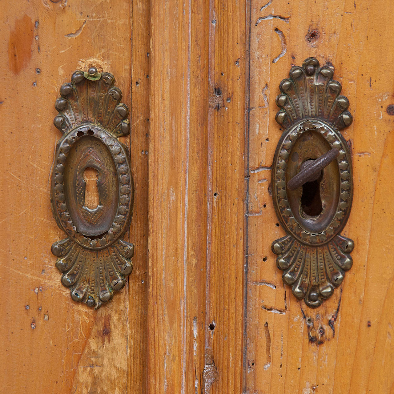 18th Century Pine Bombe Linen Press from Holland In Distressed Condition In Miami, FL