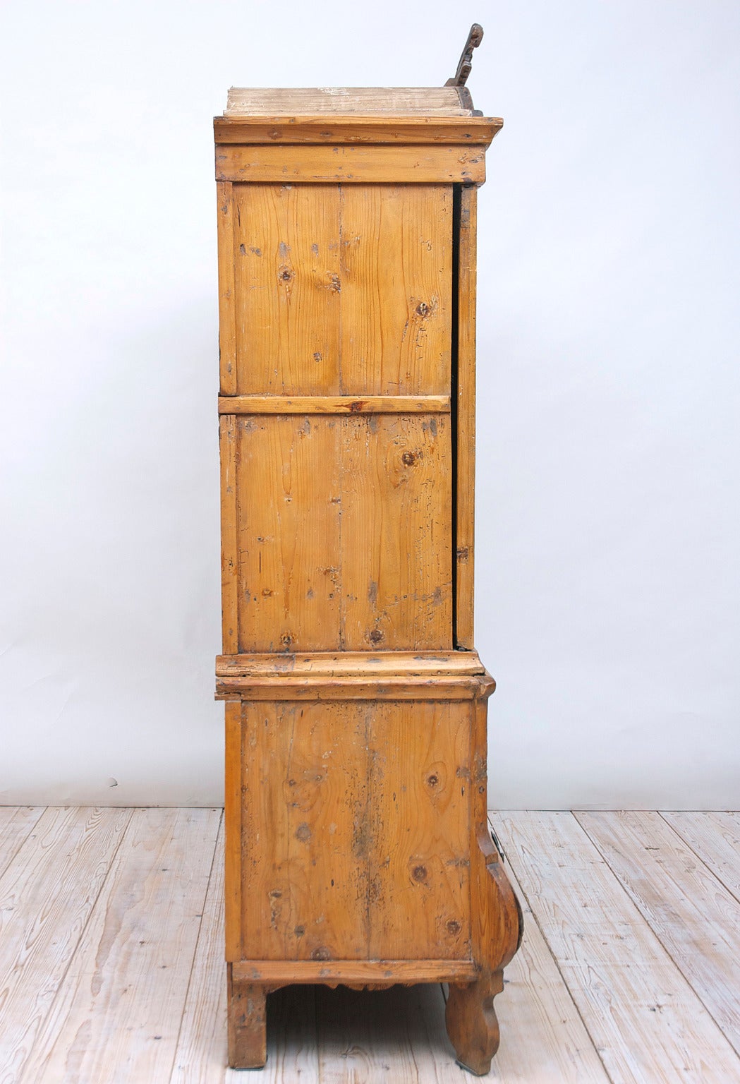 18th Century Pine Bombe Linen Press from Holland 2