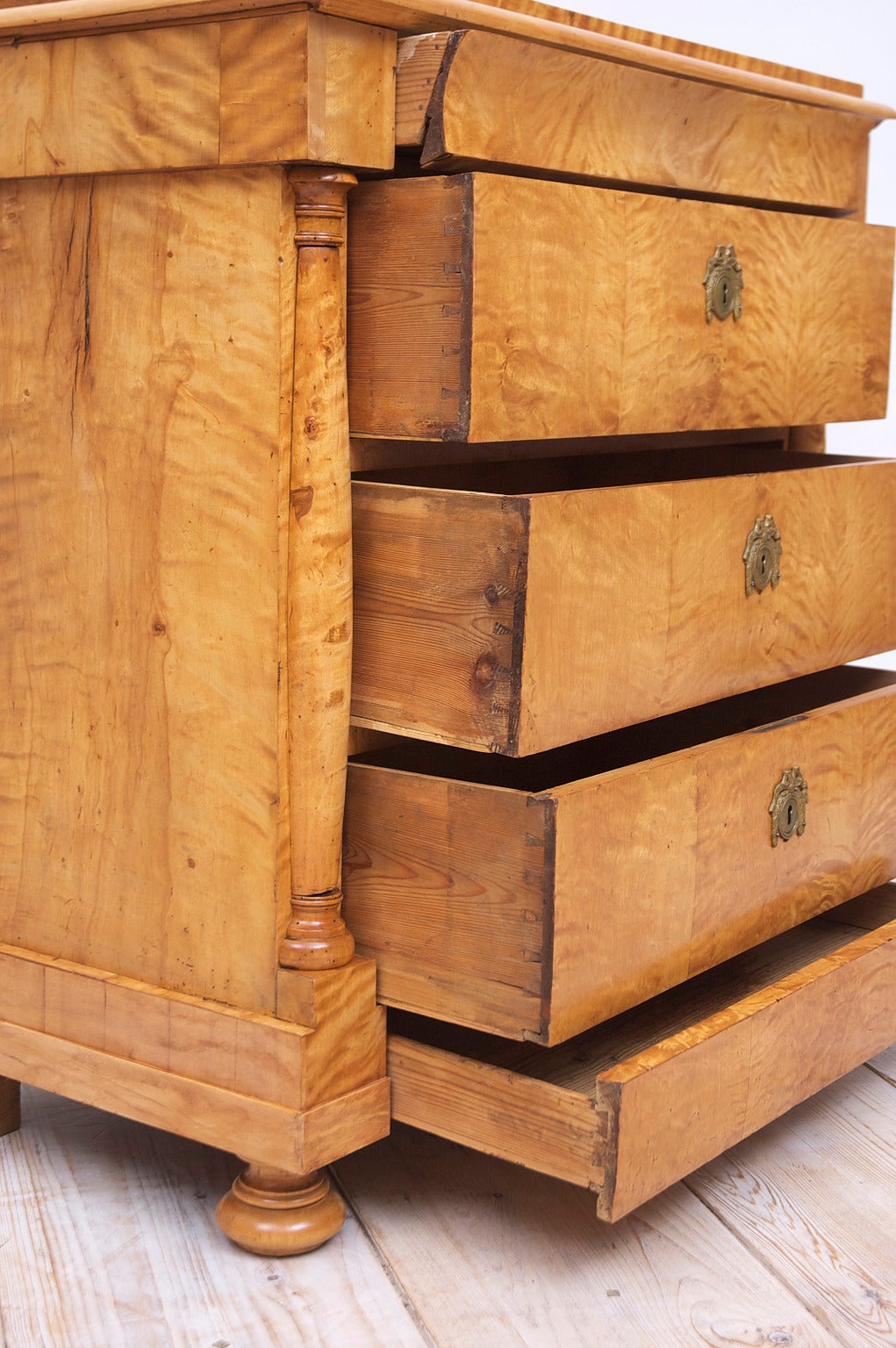 Swedish Biedermeier / Empire Chest of Drawers in Quilted Birch, circa 1820 1