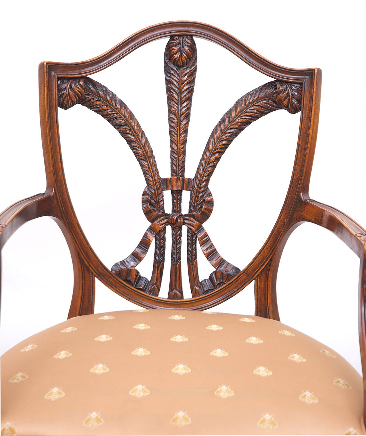 Regency Paire de fauteuils à dossier en forme de bouclier du 19ème siècle avec plumes du prince de Galles sculptées en vente