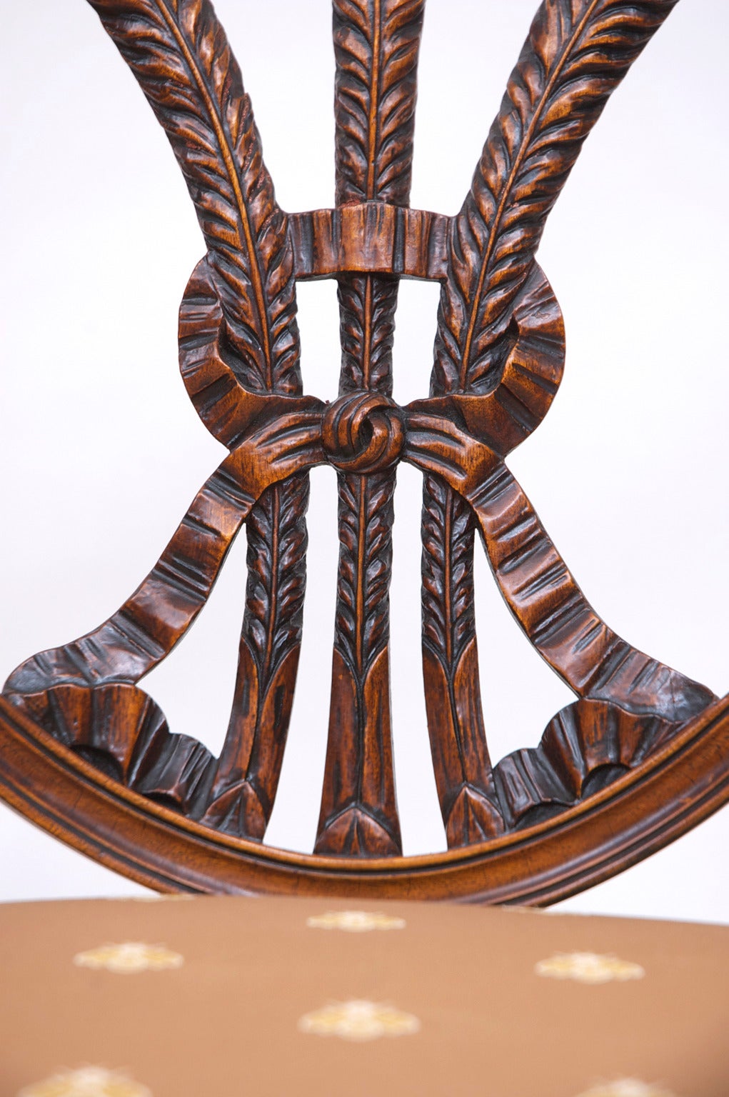Paire de fauteuils à dossier en forme de bouclier du 19ème siècle avec plumes du prince de Galles sculptées en vente 2