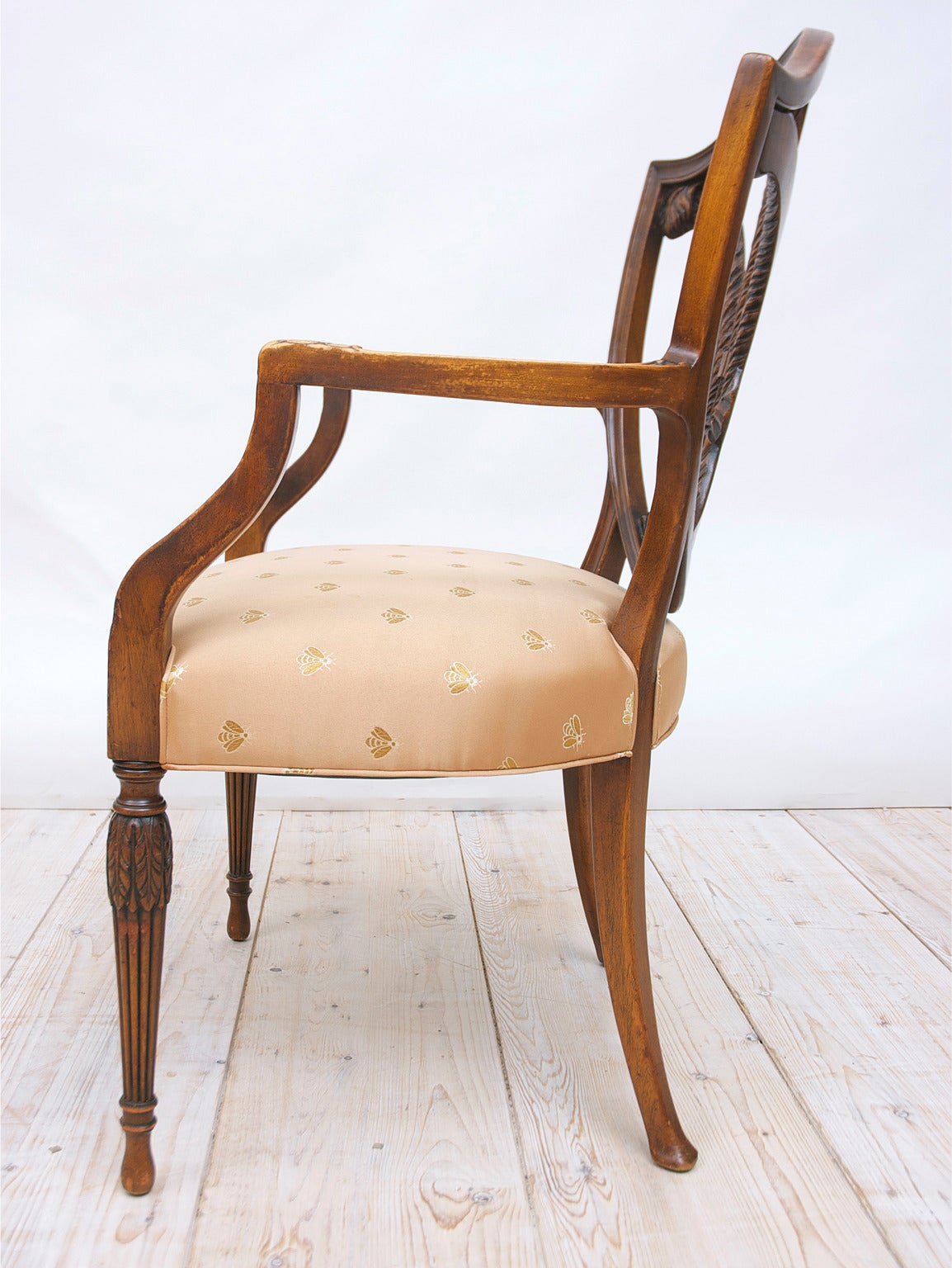 Début du XIXe siècle Paire de fauteuils à dossier en forme de bouclier du 19ème siècle avec plumes du prince de Galles sculptées en vente
