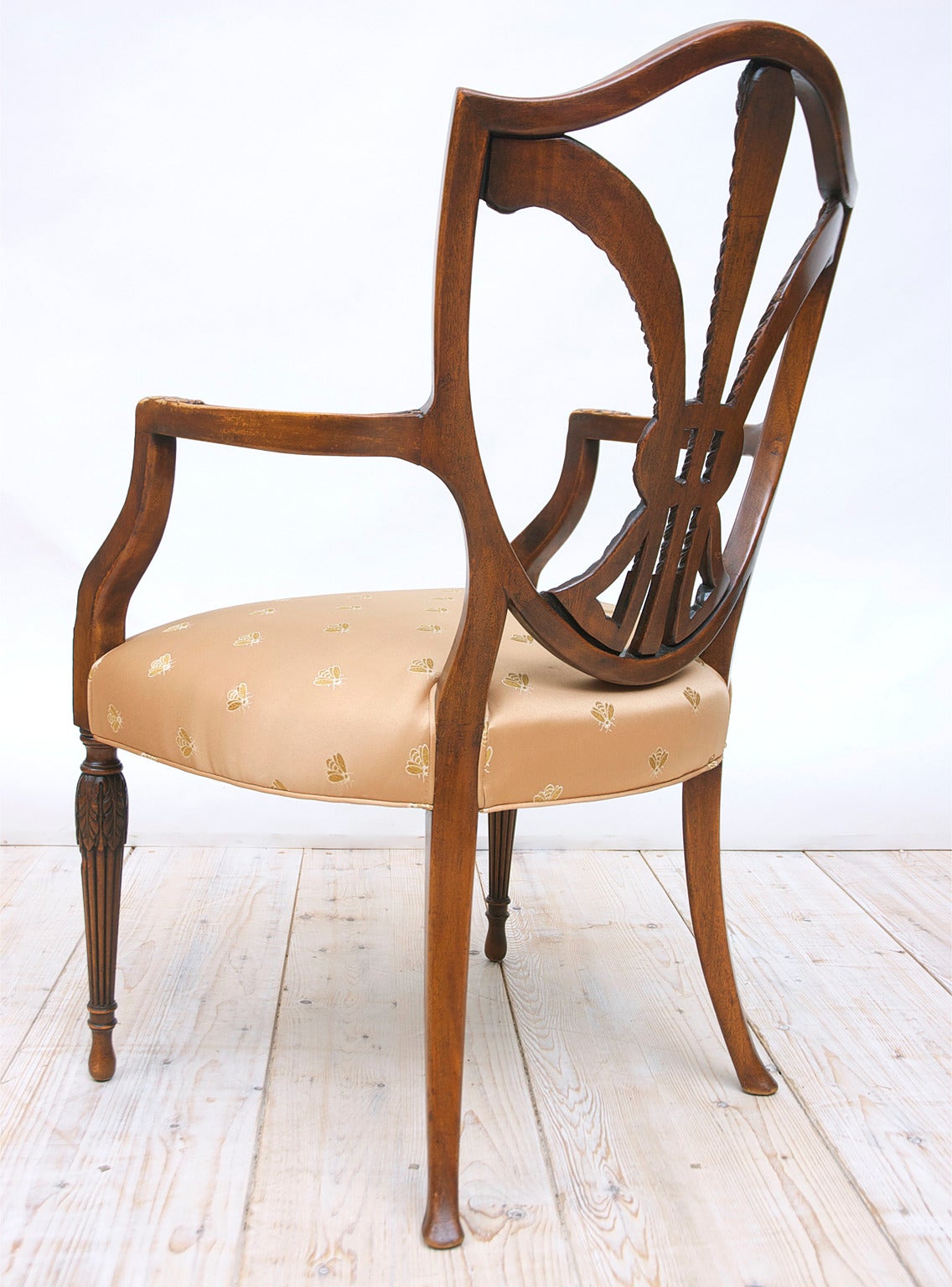 Acajou Paire de fauteuils à dossier en forme de bouclier du 19ème siècle avec plumes du prince de Galles sculptées en vente
