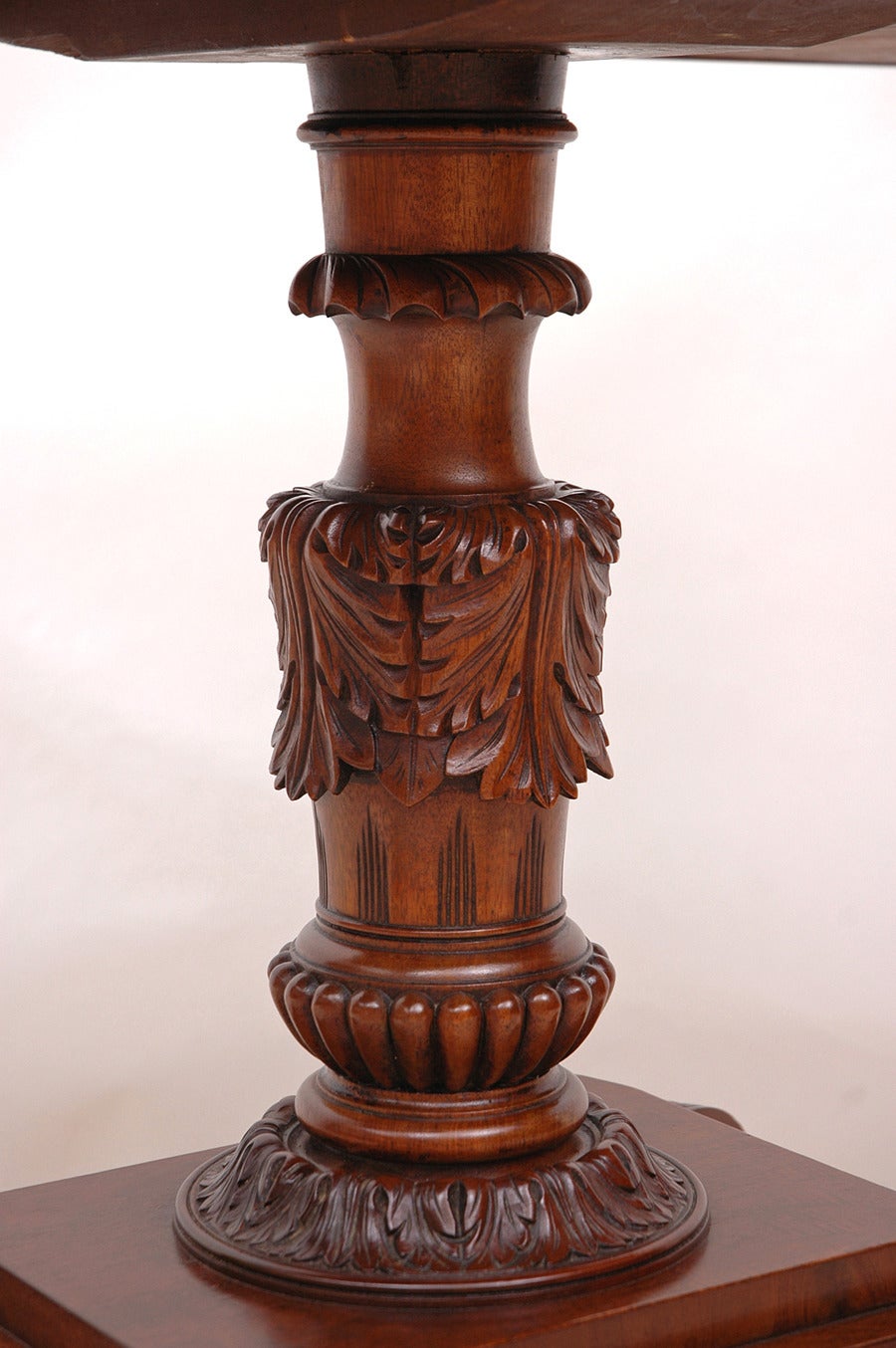 Mesa de juego federal americana con pedestal central, hacia 1815 Federal en venta