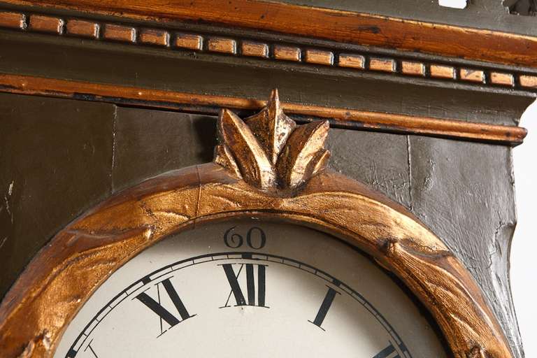 Horloge danoise en pin peint de Bornholm, vers 1825 Bon état - En vente à Miami, FL