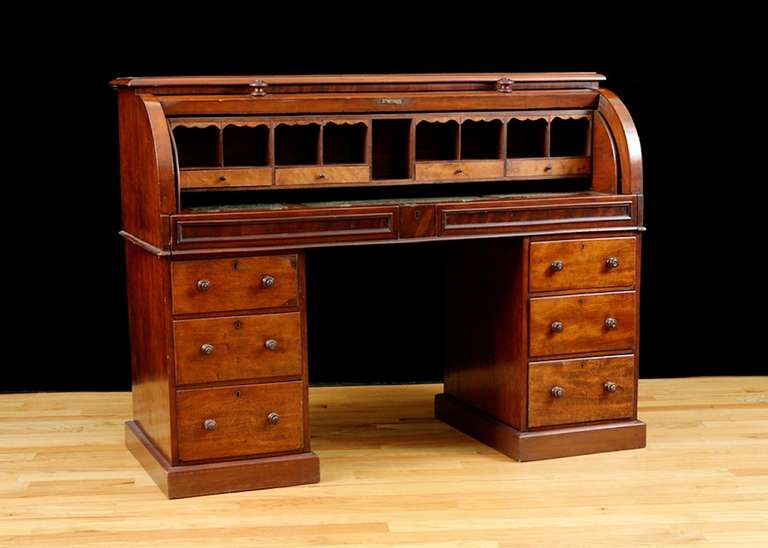 English Pedestal Desk in Mahogany with Cylinder Top. c. 1850 In Good Condition In Miami, FL