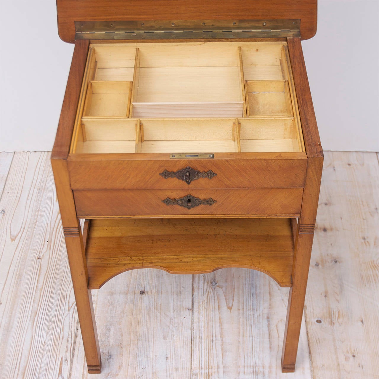 Late 19th Century Jugendstil Side Table in Walnut and Walnut Parquetry