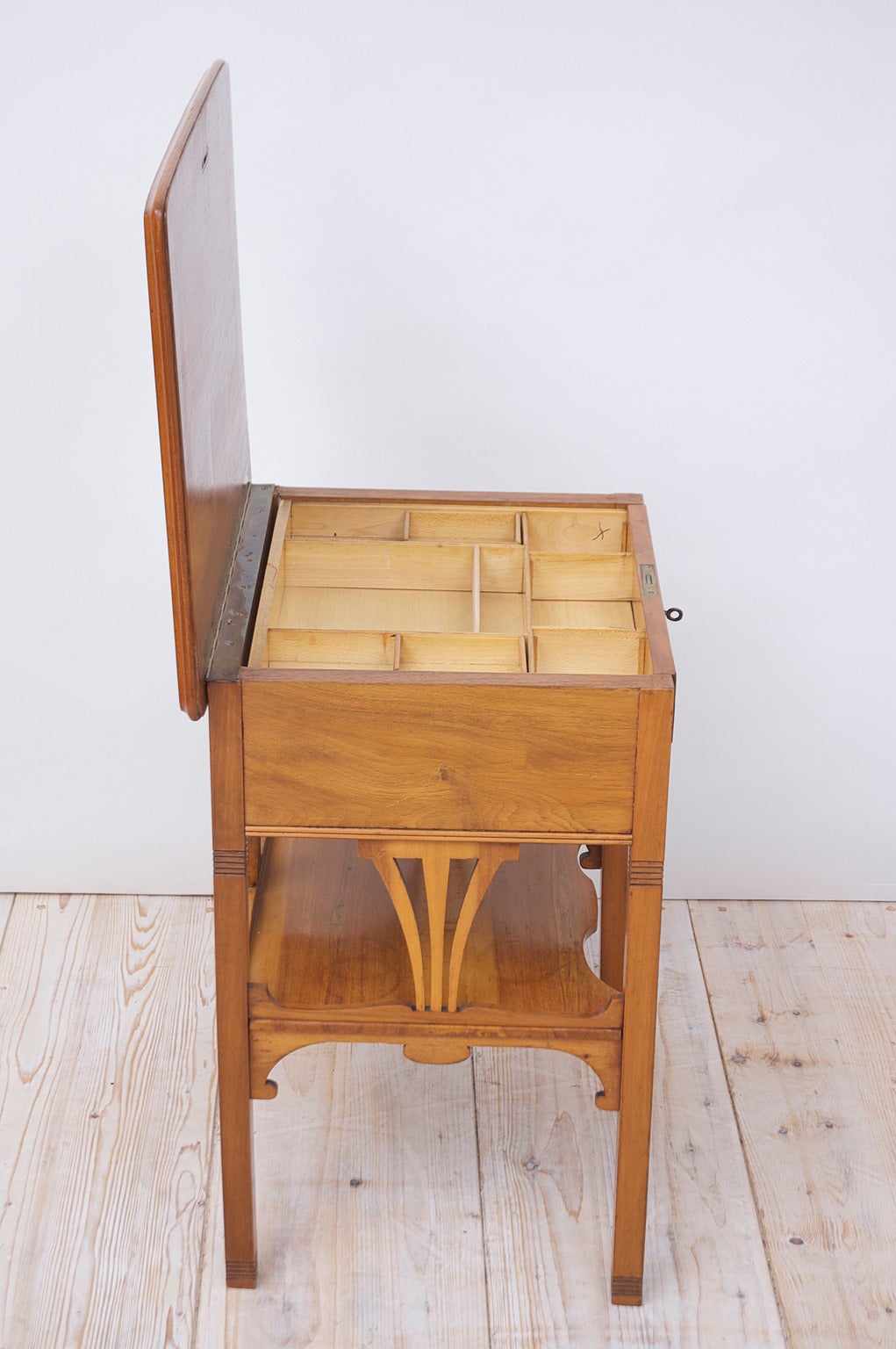 Jugendstil Side Table in Walnut and Walnut Parquetry 4