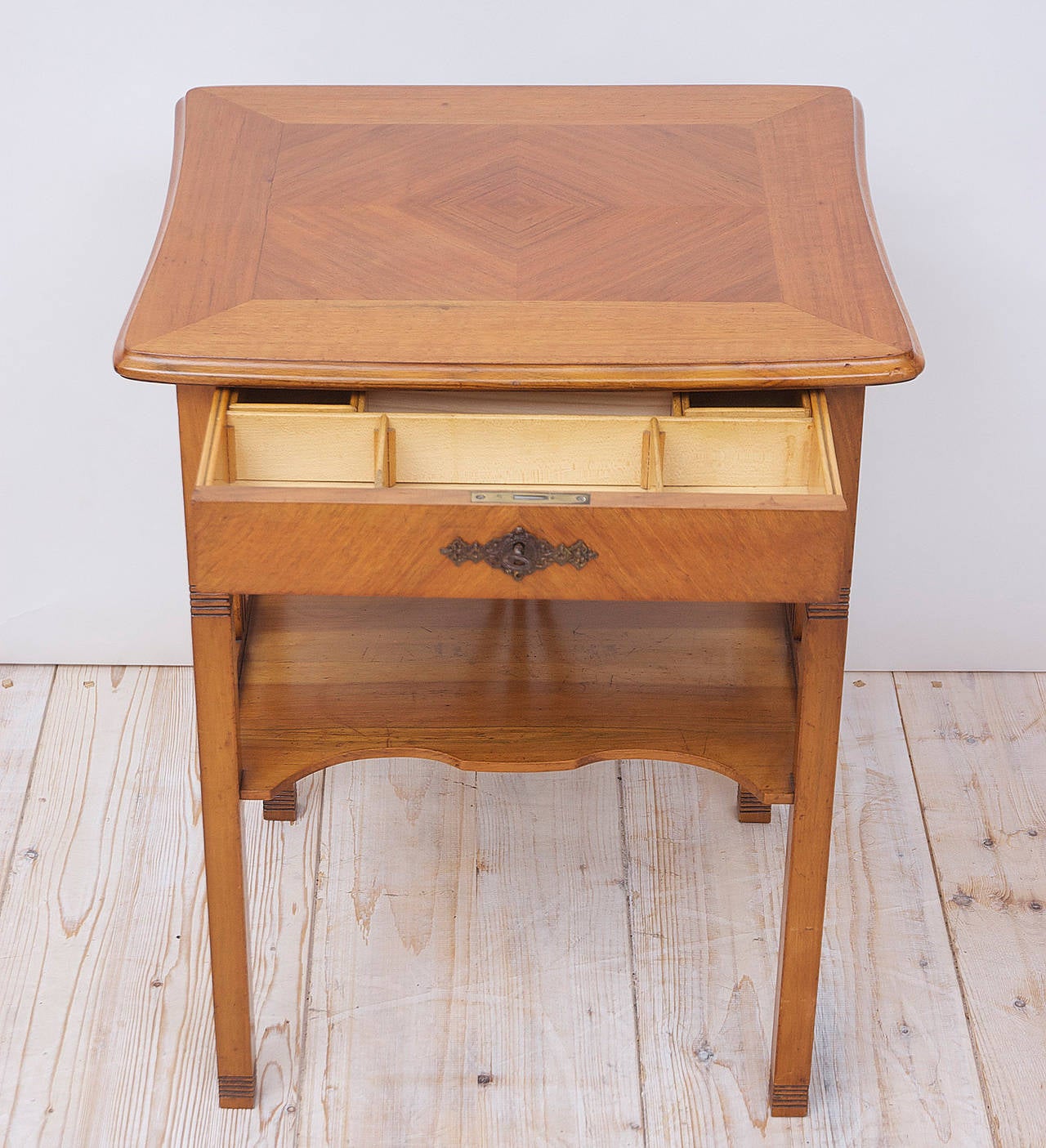 Jugendstil Side Table in Walnut and Walnut Parquetry 1