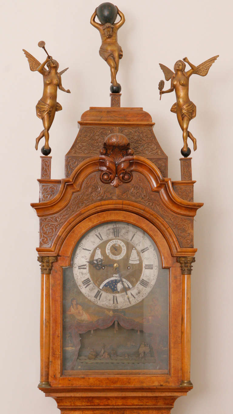 Horloge d'Amsterdam dans un grand boîtier.
Signé Pieter Verlaer,
Néerlandais, vers 1840-1860.
noyer et noyer ronce.
L'horloge possède un cadran étonnant avec trois navires qui se déplacent de concert avec le pendule.
Pieter Verlaer était un horloger