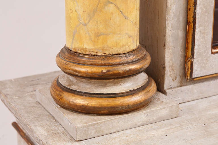 19. Jahrhundert Italienische Neoklassische Gemalte Vitrine w / Faux Marmor Säulen (Geschnitzt) im Angebot