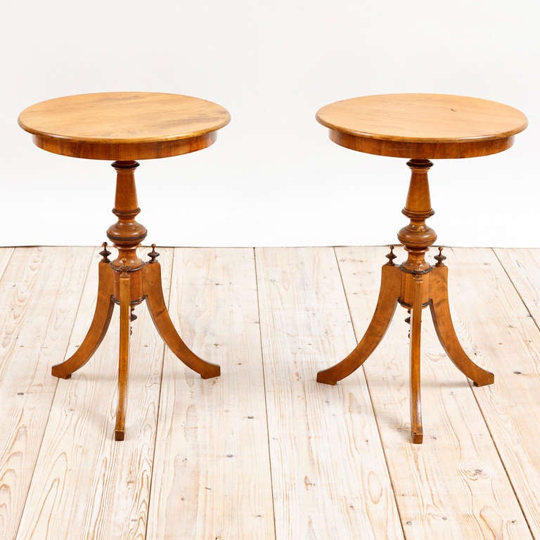 Pair of Swedish tripod side tables in birch with ebonized details, circa 1850. In the Biedermeier style, with turned column and saber legs.

Dimensions: 20