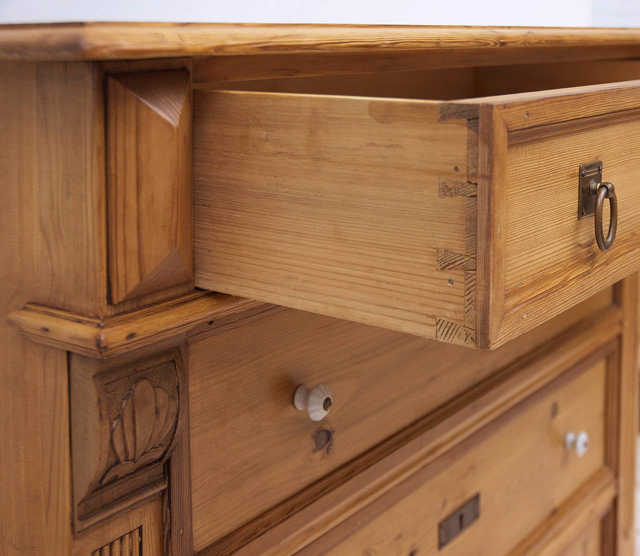 chest of drawers in german