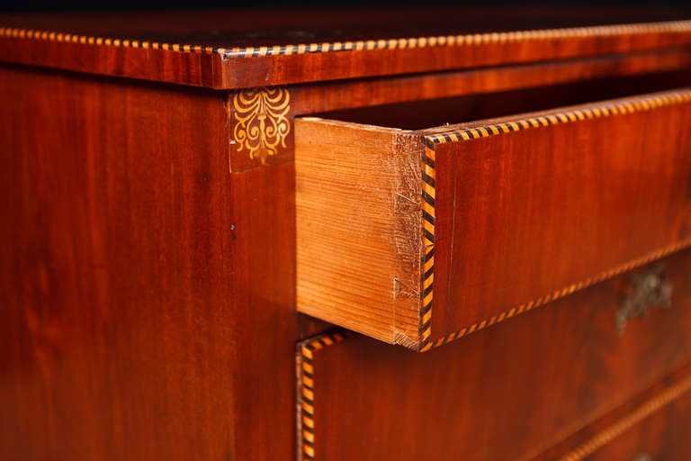 Empire Chest of Drawers in Mahogany with Satinwood Inlays, circa 1820 In Excellent Condition In Miami, FL