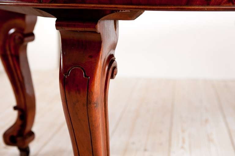 Carved Dining Table in Mahogany with Crank Mechanism, Philadelphia circa 1860
