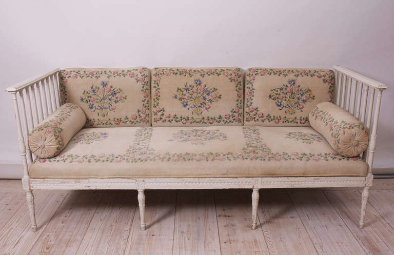 Swedish Banquette or Daybed with Vintage Hand-Painted Fabric, Mid-1800s 2
