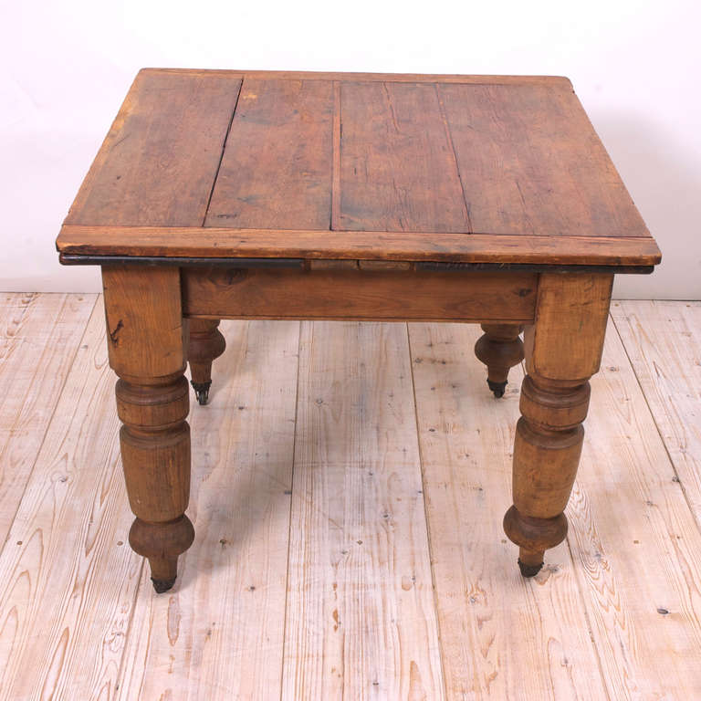 English Victorian Extension Table in Pine In Distressed Condition In Miami, FL