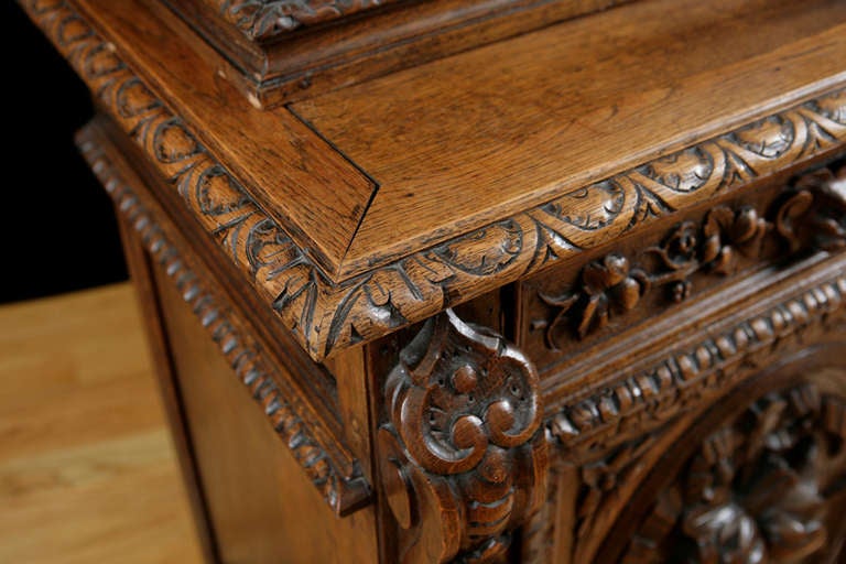 Exceptionally well-carved Flemish Buffet a Deux Corps in Oak, circa 1850.  In Renaissance revival style of Henri II a harvest or hunt buffet  Deeply carved and well articulated fruits, vines, leaves with fox heads

Measures: 58