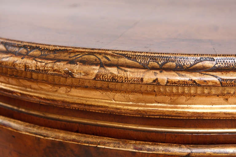 Danois Commode baroque du XVIIIe siècle en ronce de noyer avec dorure en relief en vente