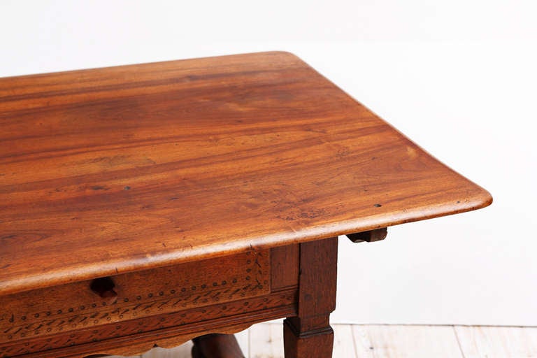 Tyrorianischer Bauernhaus-Ess-/Keramiktisch aus Obstholz aus Österreich aus dem 18. Jahrhundert (Land) im Angebot