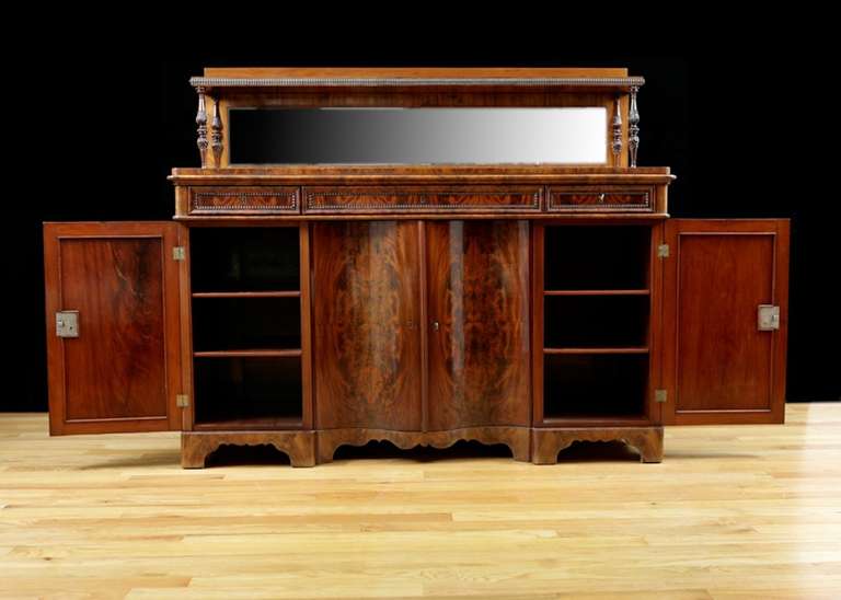 Christian VIII Sideboard in Mahogany w/ Serpentine Front, Denmark, circa 1840 In Good Condition For Sale In Miami, FL