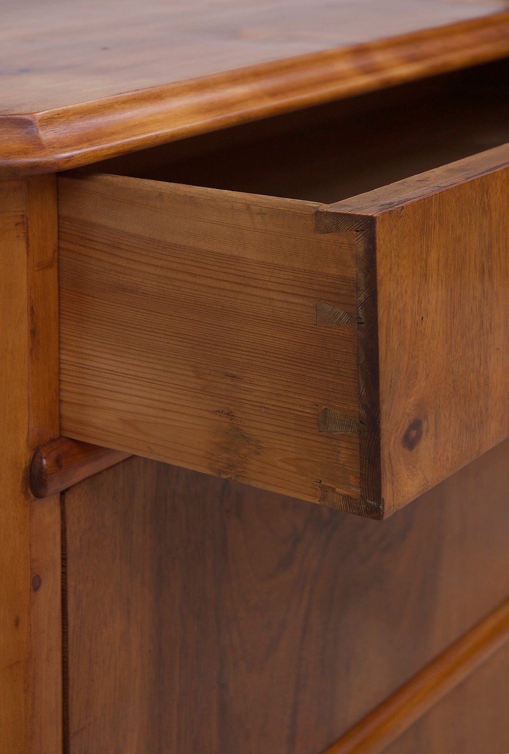 Biedermeier Chest of Drawers in Figured Walnut and Birch, circa 1845 In Excellent Condition In Miami, FL