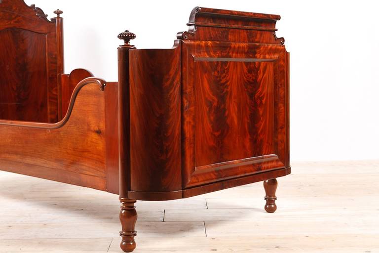 Pair of Exceptional Danish Beds in West Indies Mahogany In Excellent Condition In Miami, FL