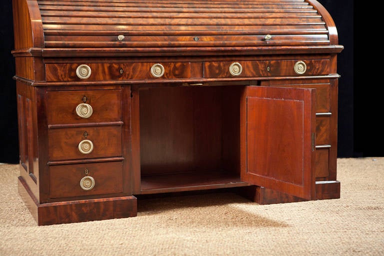 Polished Napoleon III Pedestal Desk in Bookmatched West Indies Mahogany, circa 1860