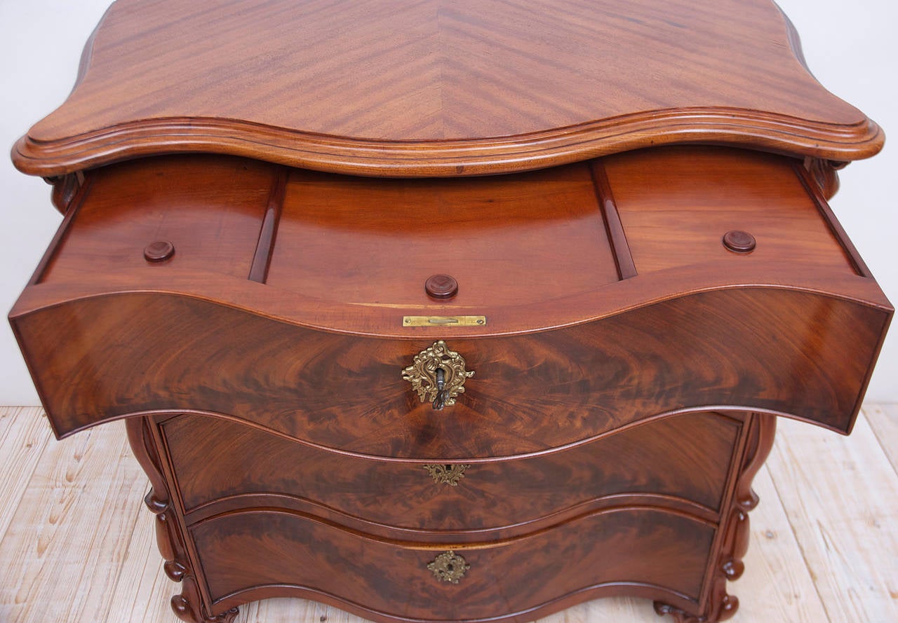 Swedish 19th Century Scandinavian Chest of Drawers with Serpentine Front in Mahogany For Sale