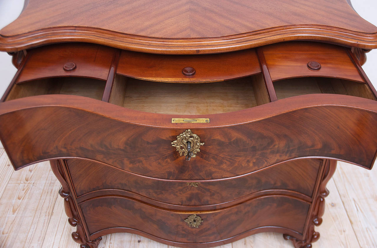 Polished 19th Century Scandinavian Chest of Drawers with Serpentine Front in Mahogany For Sale