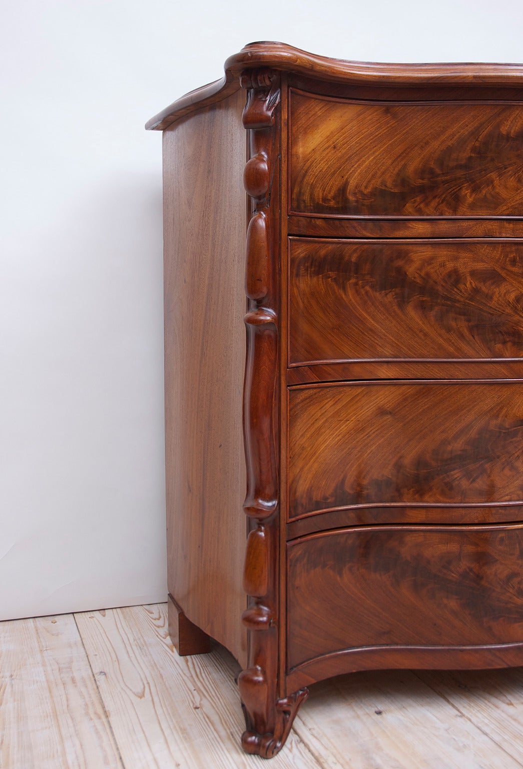 19th Century Scandinavian Chest of Drawers with Serpentine Front in Mahogany In Good Condition For Sale In Miami, FL