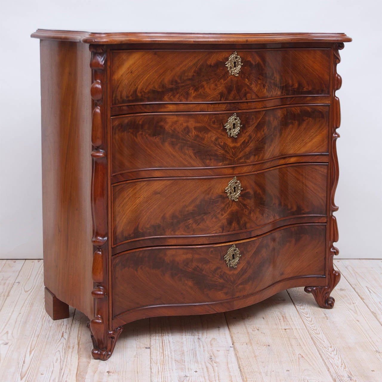 Mid-19th Century 19th Century Scandinavian Chest of Drawers with Serpentine Front in Mahogany For Sale