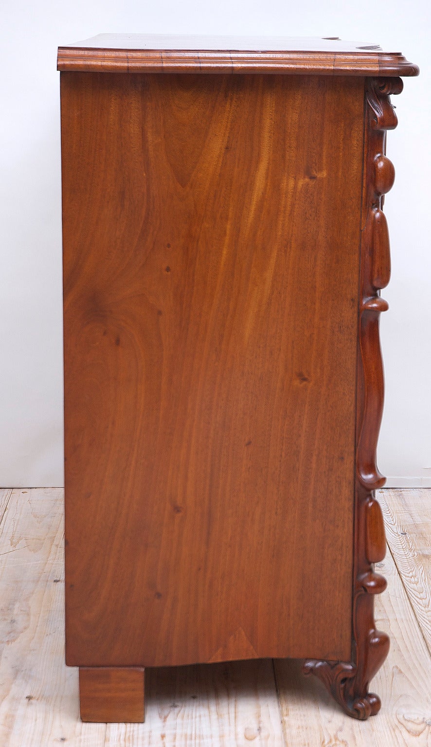 19th Century Scandinavian Chest of Drawers with Serpentine Front in Mahogany For Sale 2