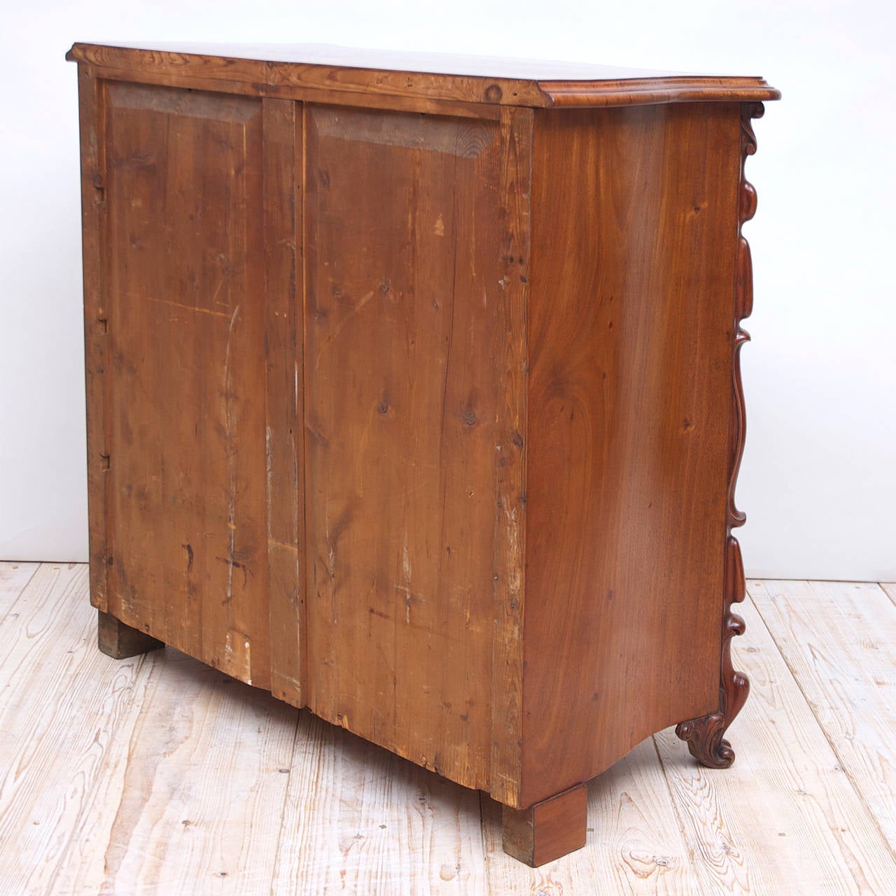 19th Century Scandinavian Chest of Drawers with Serpentine Front in Mahogany For Sale 3