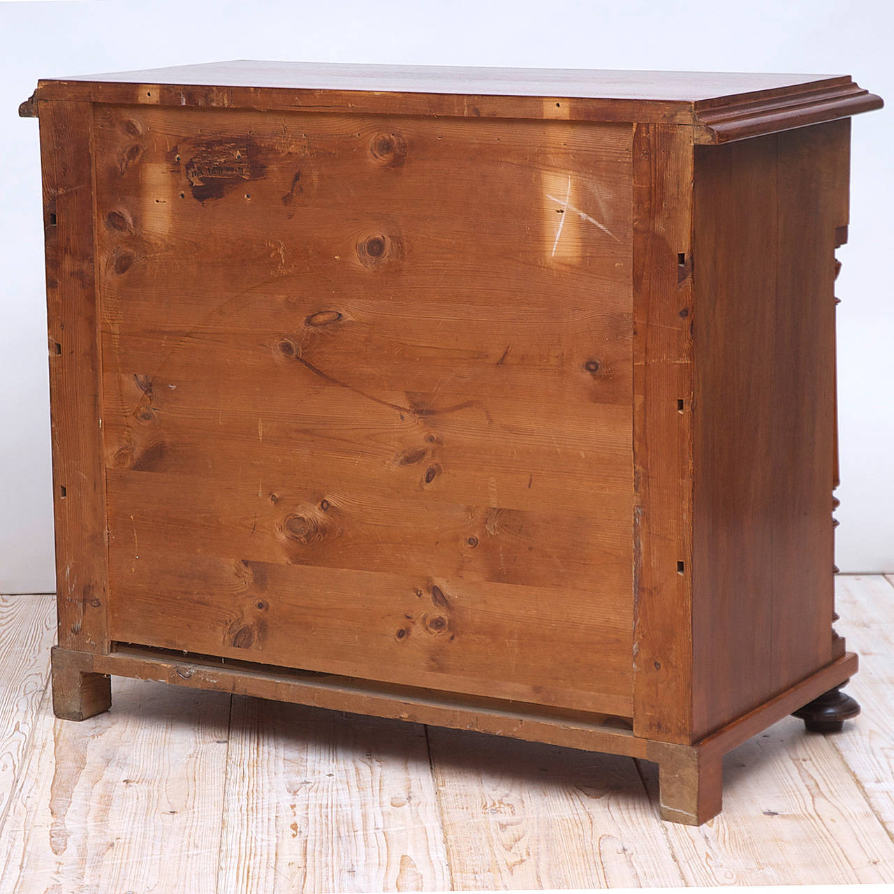 Polished 19th Century Chest of Drawers in Figured Walnut