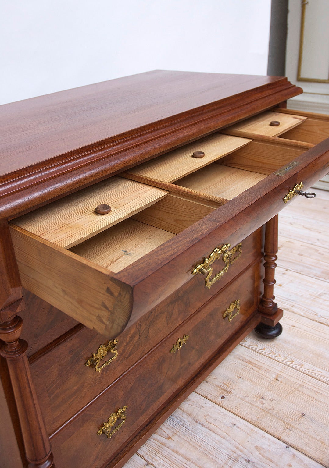 19th Century Chest of Drawers in Figured Walnut 1
