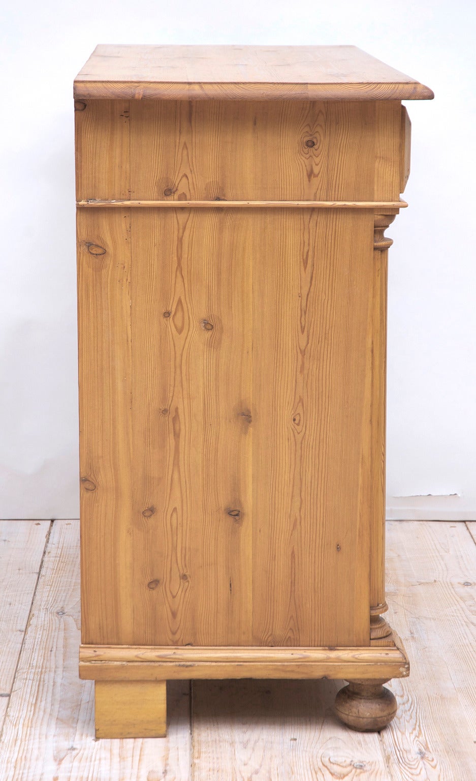 19th Century Swedish Chest of Drawers in Pine In Excellent Condition In Miami, FL