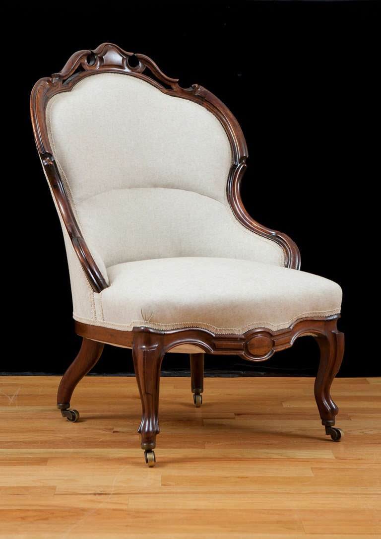 A beautifully restored and comfortable English Victorian upholstered slipper chair in mahogany, circa 1860, upholstered in linen. Ready for your interior!

Measures: 22 1/2" wide x 28" deep x 38" high.