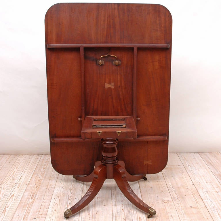 5' English Regency Center Pedestal, Tilt-Top Dining or Breakfast Table, c. 1820 In Good Condition For Sale In Miami, FL